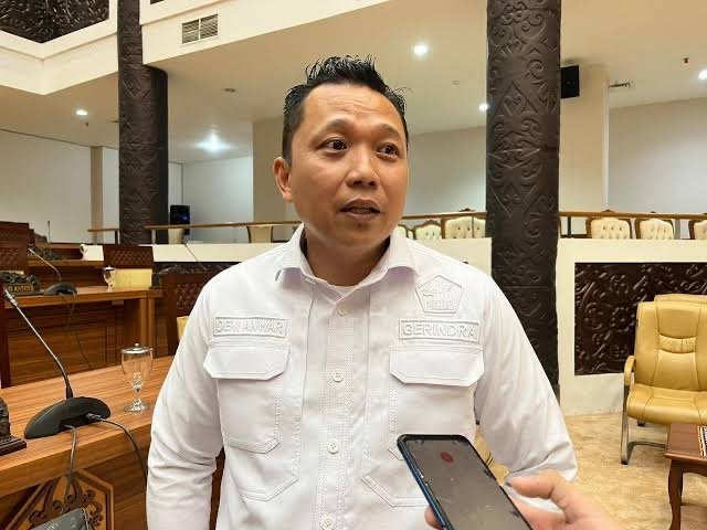 Deni Hakim Kritik Pekerja Proyek Drainase Jalan Suryanata