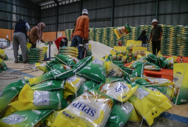Harga Beras SPHP Bakal Naik Imbas Rupiah Melemah Nyaris Rp17.800 per Dolar AS? : Okezone Economy