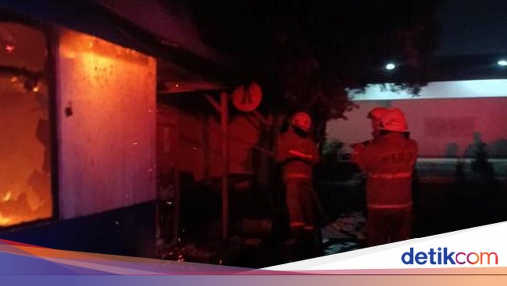 Pos Jaga Satpas SIM Daan Mogot Kebakaran