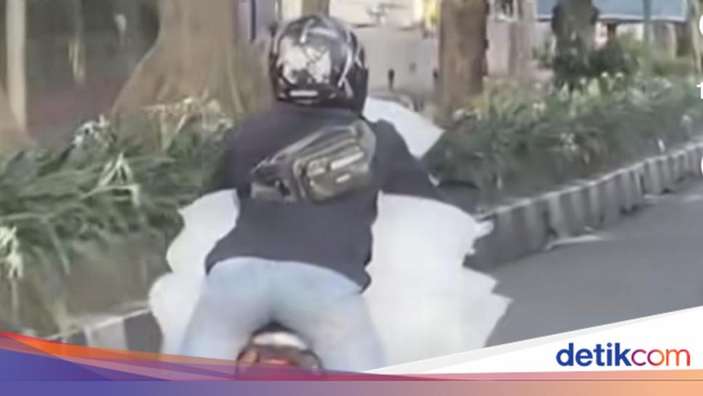 Pemotor ‘Superman’ Angkut Es Batu Muncul Lagi di Tengah Kota Bogor