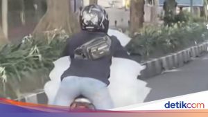Pemotor ‘Superman’ Angkut Es Batu Muncul Lagi di Tengah Kota Bogor