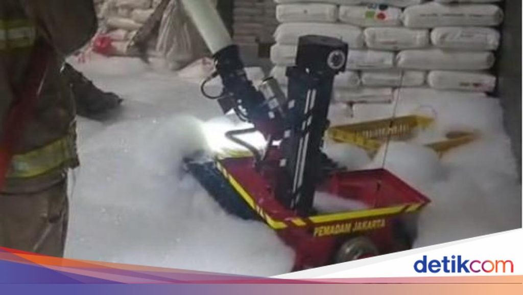 Kronologi Kebakaran Berjam-jam Pabrik di Jakbar hingga Lukai 3 Orang