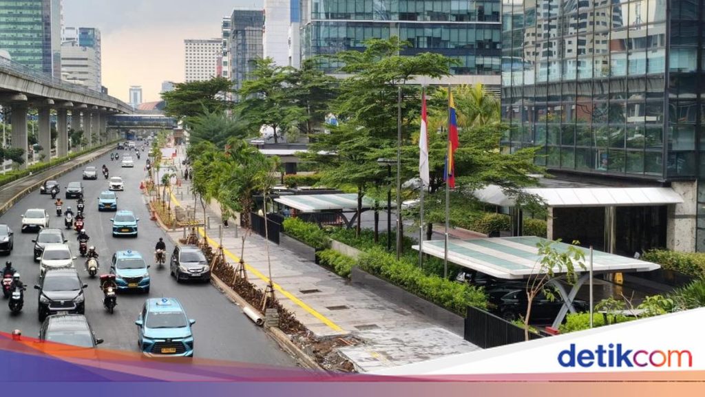 Trotoar di Jl Rasuna Said Mulai Tertata Rapi, Kini Lebih Lebar