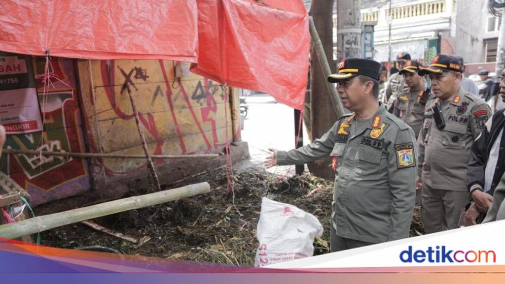 Satpol PP Tertibkan 5 Lapak Pedagang Hewan Kurban di Trotoar Jakpus
