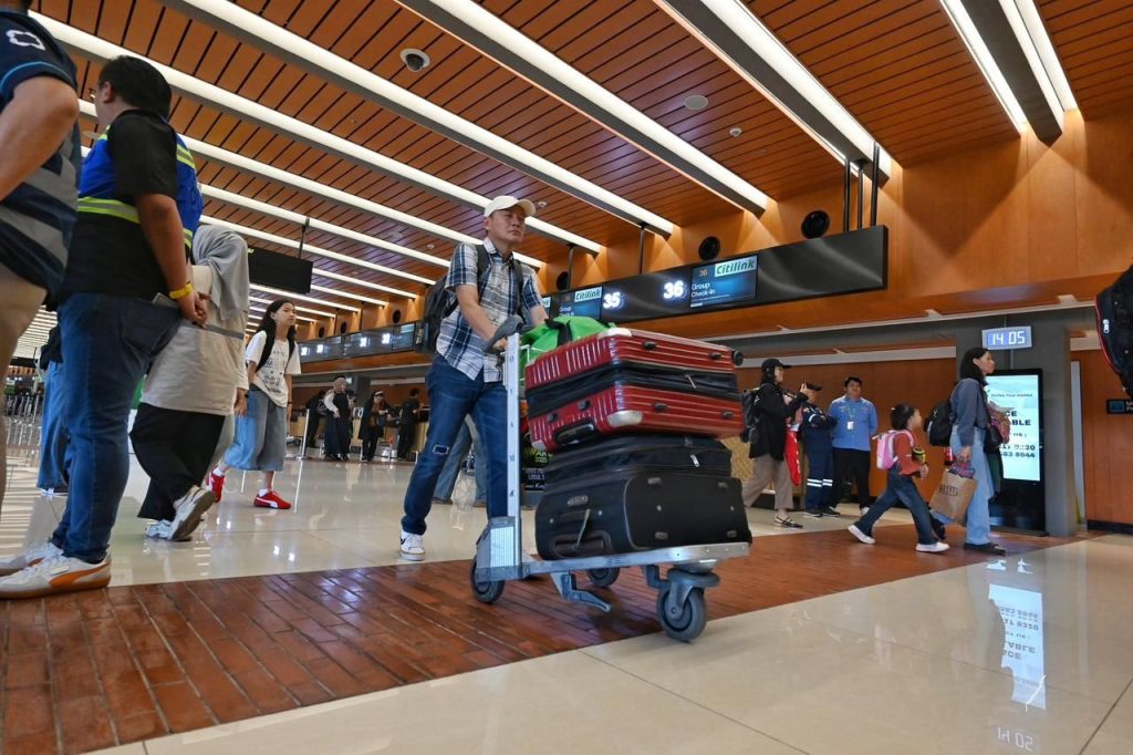 Harga Tiket Pesawat Bakal Naik Imbas Rupiah Melemah Nyaris Rp18.000 per Dolar AS : Okezone Economy