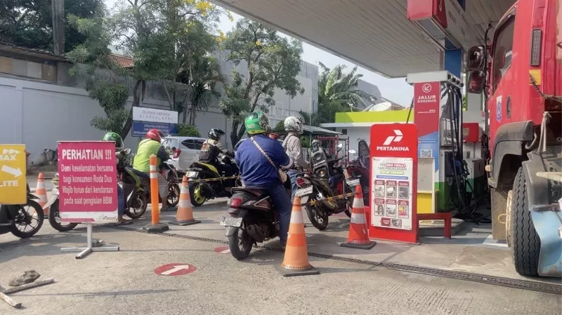 Harga Pertamax Naik Tembus Rp16.250, Masyarakat Kini Serbu Pertalite : Okezone Economy