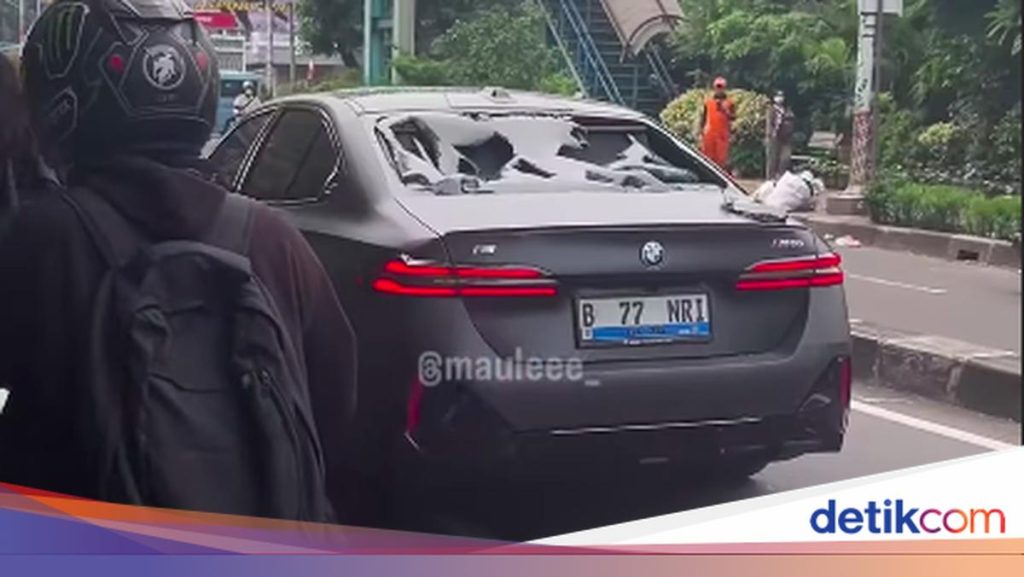 Akhir Damai BMW Dirusak Massa Usai Tabrak Motor di Jakbar