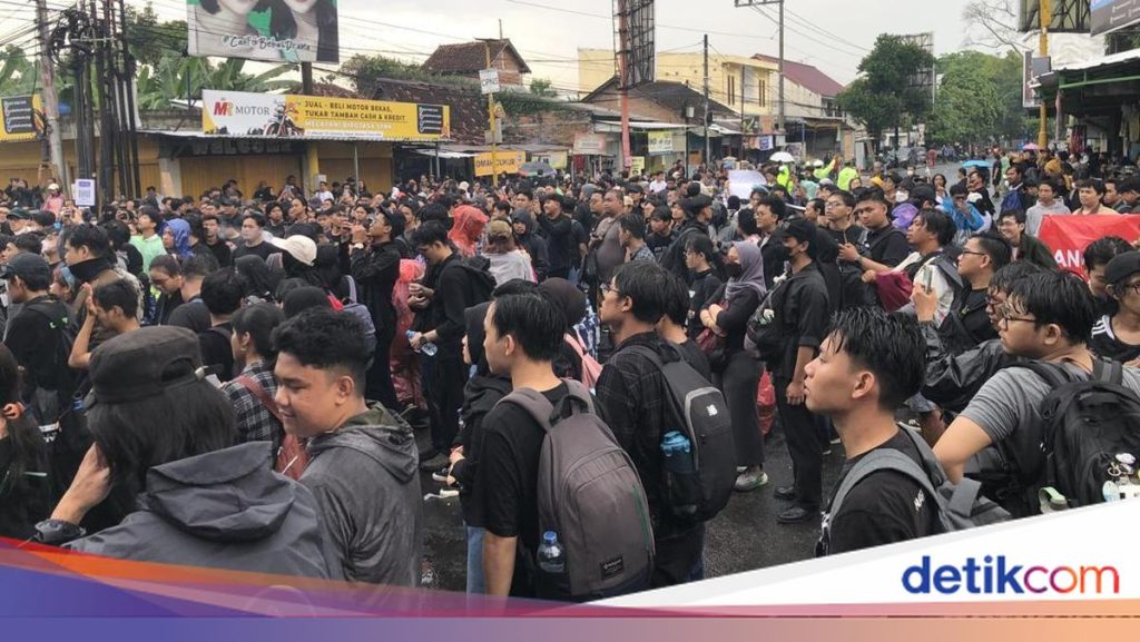 Massa Aliansi Rakyat Memanggil Gelar Aksi di Pertigaan Gejayan Sleman
