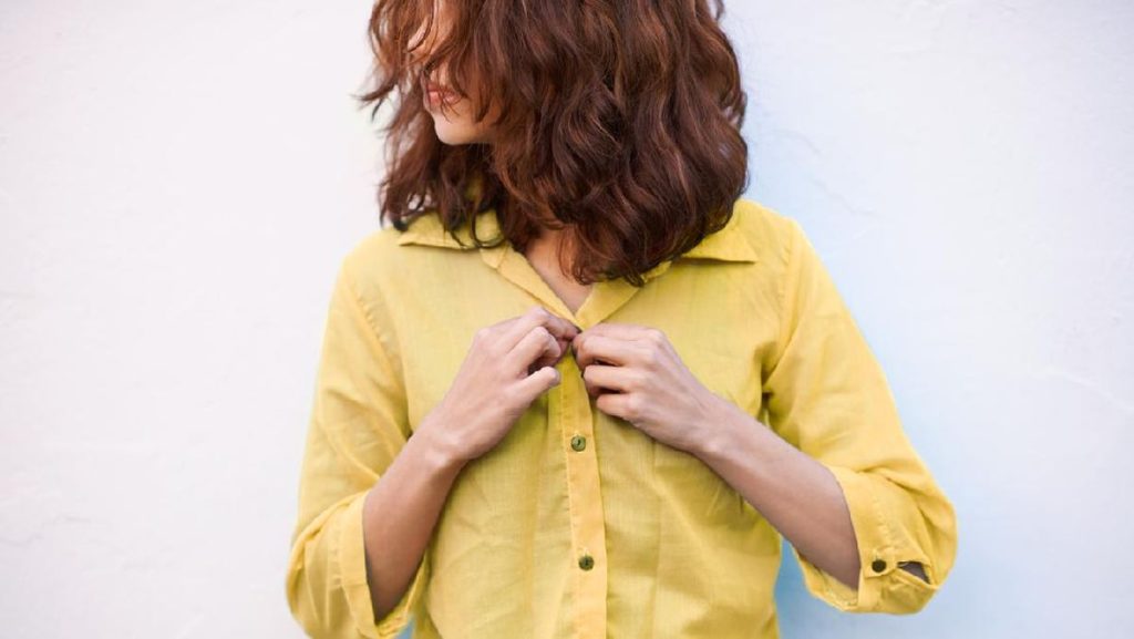 Sadar Enggak Letak Kancing Baju Pria dan Wanita Berbeda? Ini Alasannya
