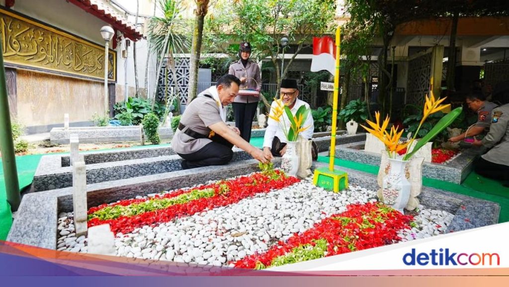 Kapolri Ziarah ke Makam Bung Karno di Blitar, Doa hingga Tabur Bunga