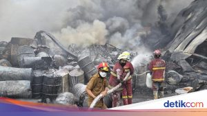 Kebakaran Pabrik Sandal di Tangerang Akhirnya Padam Setelah Hampir 21 Jam