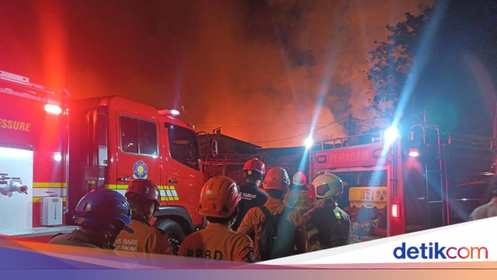 35 Mobil dan 165 Personel Damkar Kini Tangani Kebakaran Rumah di Kemayoran