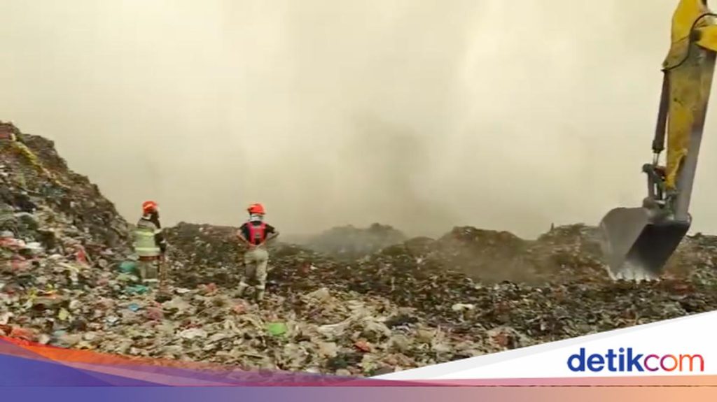 BNPB Kirim Helikopter hingga OMC Padamkan Kebakaran TPA Jatiwarigin Besok