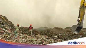 BNPB Kirim Helikopter hingga OMC Padamkan Kebakaran TPA Jatiwarigin Besok
