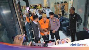 Direktur Maktour Tersangka Kasus Kuota Haji Nangis Usai Ditahan KPK