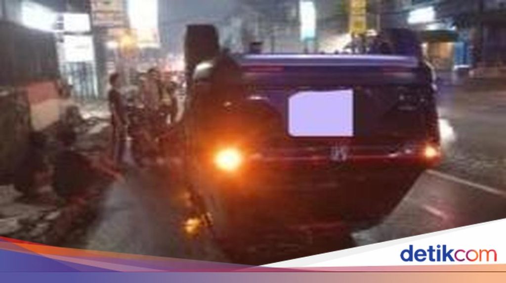 Hindari Pemotor, Mobil Hantam Pembatas Jalan di Bogor hingga Terguling