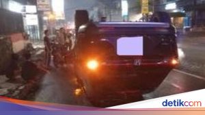 Hindari Pemotor, Mobil Hantam Pembatas Jalan di Bogor hingga Terguling