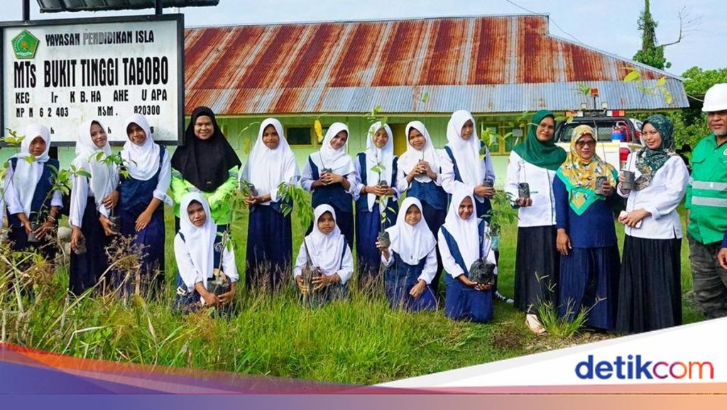 Perkuat Kepedulian Lingkungan, NHM Gelar Aksi Bersih Pantai & Penghijauan