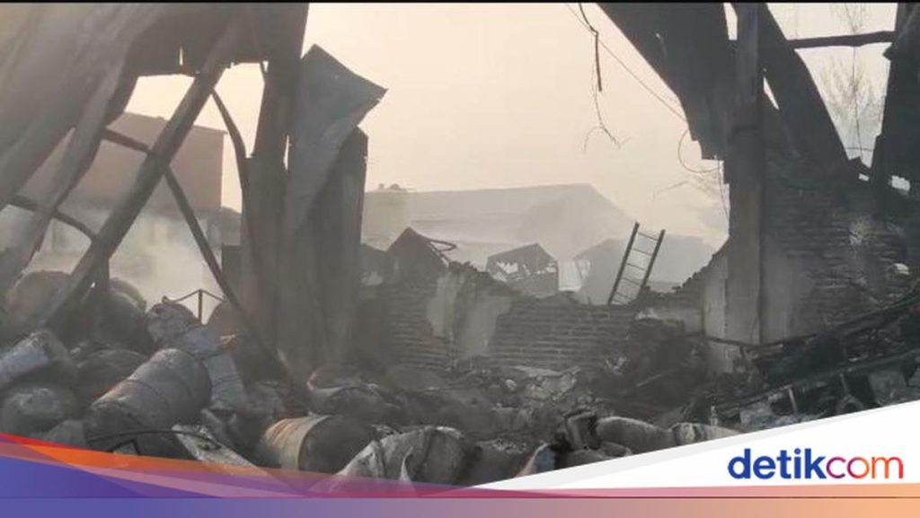 Penyebab Kebakaran Pabrik Sandal di Tangerang Belum Padam hingga 18 Jam