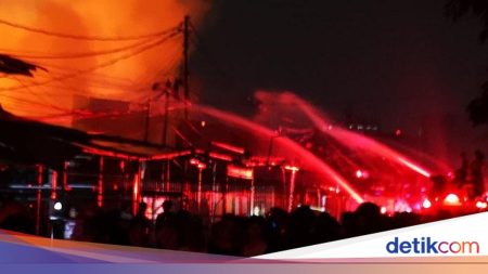 6 Warga Sesak Napas Akibat Asap Kebakaran Hebat di Kemayoran