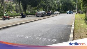 Di Balik Perbaikan Jalan Lenteng Agung Ditulis Tanda Batas Wilayah