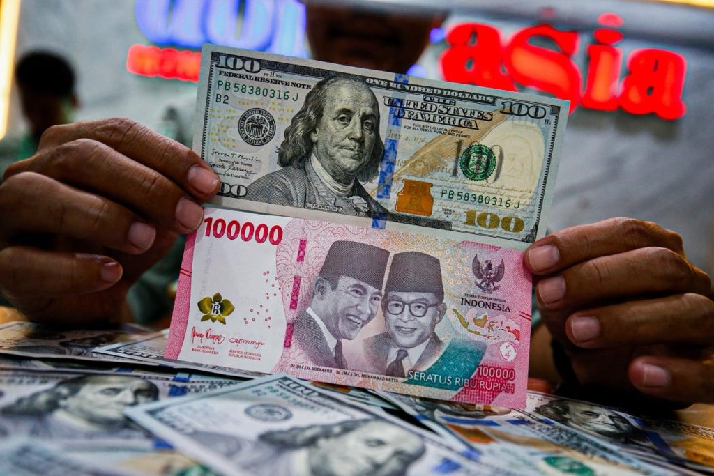 Rupiah Melemah Lagi, Hampir Balik ke Rp18.000 per Dolar AS : Okezone Economy