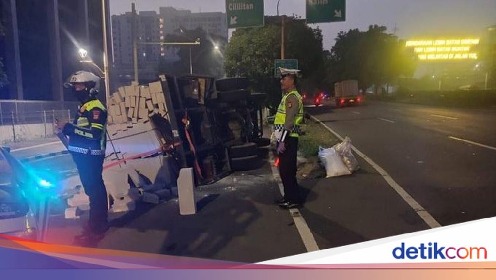 Truk Angkut Bahan Bangunan Terbalik di Jl MT Haryono Jaktim, Muatan Berserakan