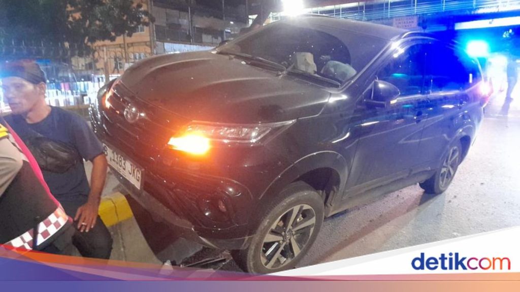 Mobil Tabrak Separator Jalur Transjakarta di Depan Terminal Pasar Senen