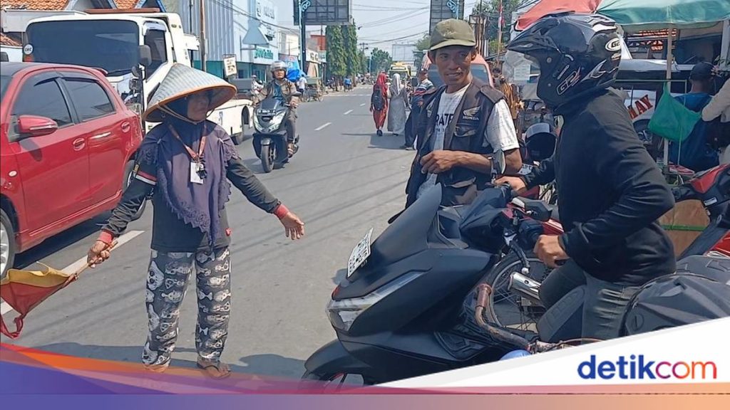 Jukir Wanita di Brebes Bagi 4 Hadiah Rp 100 Ribu Gagalkan Maling Rp 3,6 M