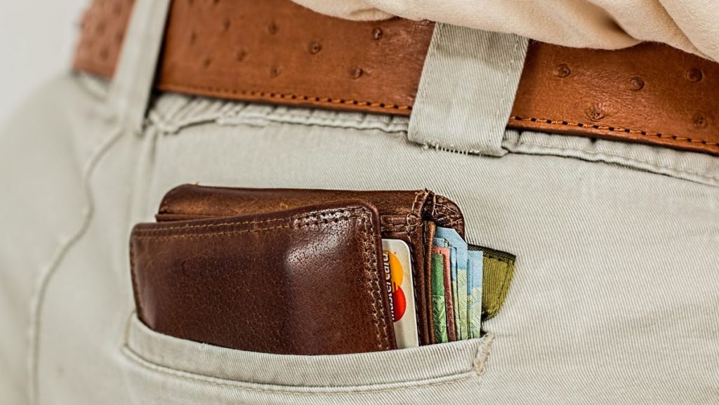 Jangan Lagi Taruh Dompet di Saku Belakang, Ini Dampaknya pada Tubuh