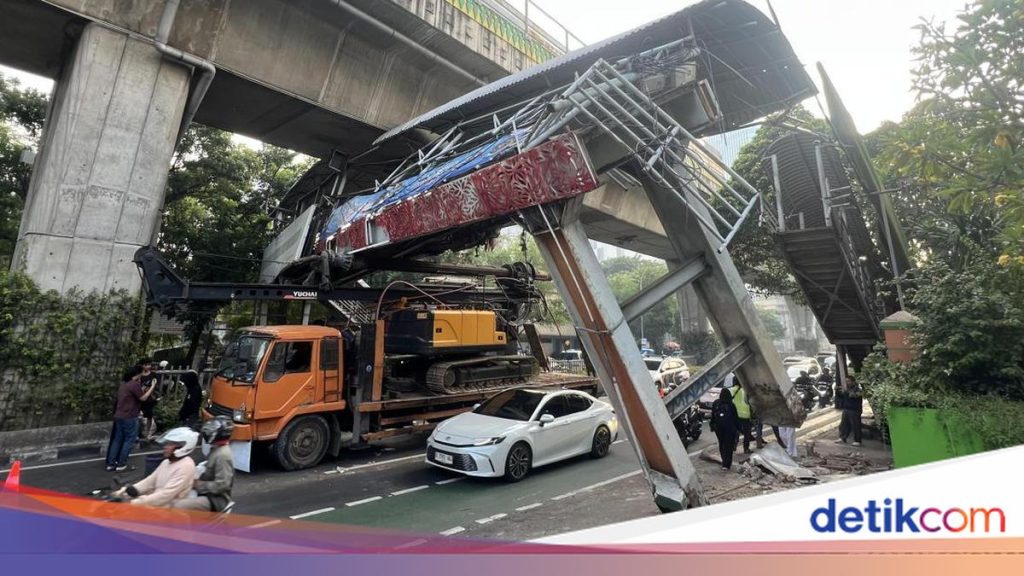 5 Fakta Sopir Angkut Crane Meleng Berujung JPO Tendean Doyong