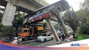 5 Fakta Sopir Angkut Crane Meleng Berujung JPO Tendean Doyong