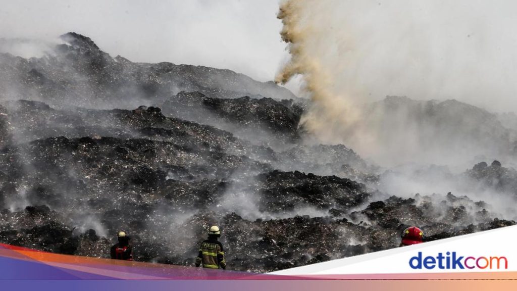Kebakaran TPA Jatiwaringin Baru Padam 40%, Heli Water Bombing Ditambah