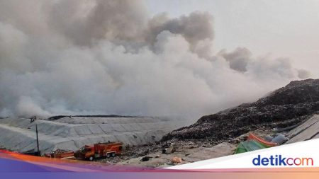 TPA Jatiwaringin Masih Kebakaran, Pemadaman Dilanjutkan di Hari Ketiga