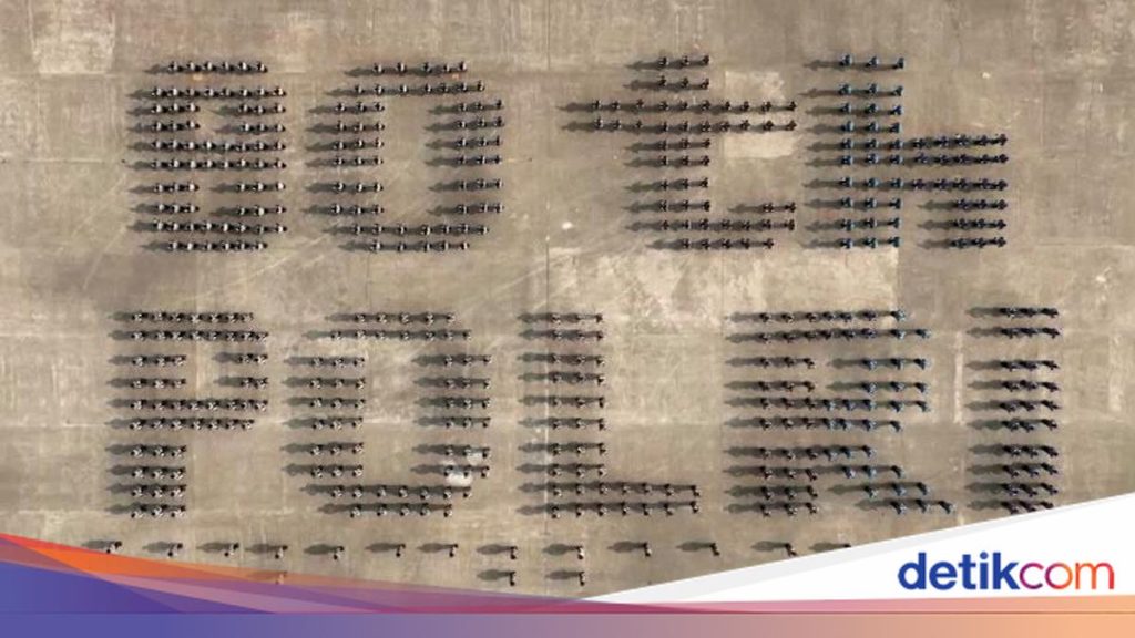 Melihat Harmoni Peragaan Kolone Senapan ’80 Tahun Polri’ di Hari Bhayangkara