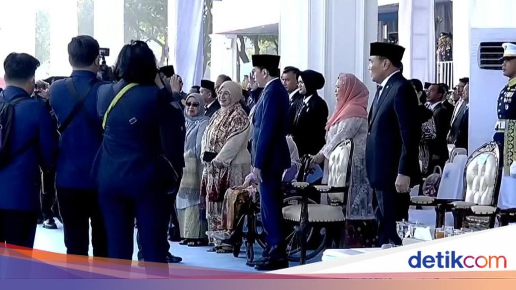 Saat Prabowo dan Jokowi Saling Beri Hormat