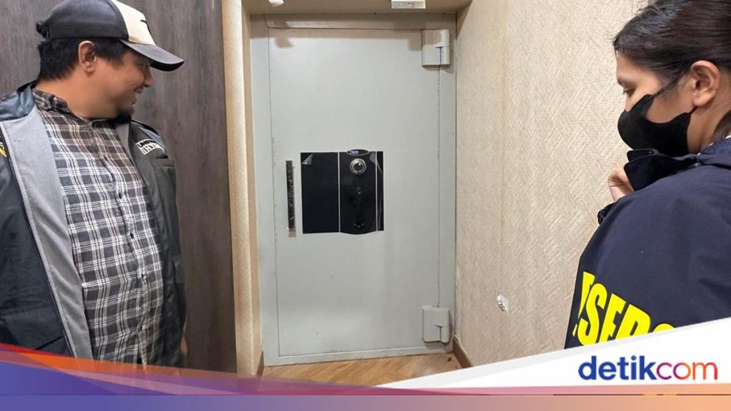 Penampakan Brankas Tertanam di Dinding Kafe de’Clan Saat Digeledah Polisi