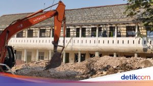 SDN Pocin 1 Dibongkar, Warga Pertanyakan Urgensi Proyek Rumah Kreatif Rp 15,7 M