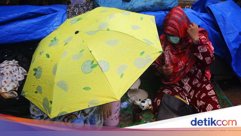 Aksi WNA Kembali ‘Camping’ di Trotoar UNHCR Jaksel Meski Sudah Ditertibkan